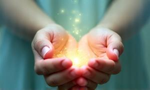 Manos ahuecadas liberando una tensión etérea, simbolizando body scan