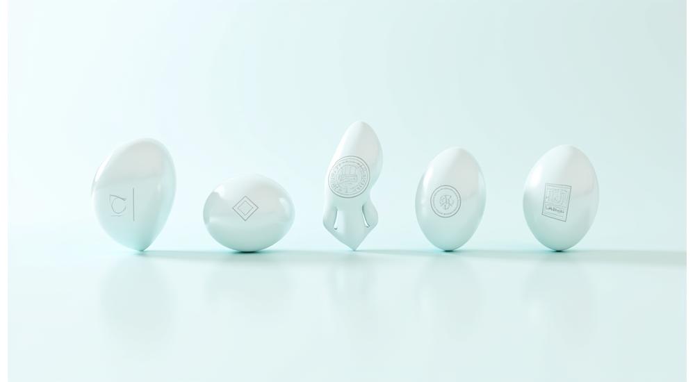 Una composición visual de insignias, sellos de certificación y logos de instituciones académicas reconocidas, con un fondo limpio y profesional.